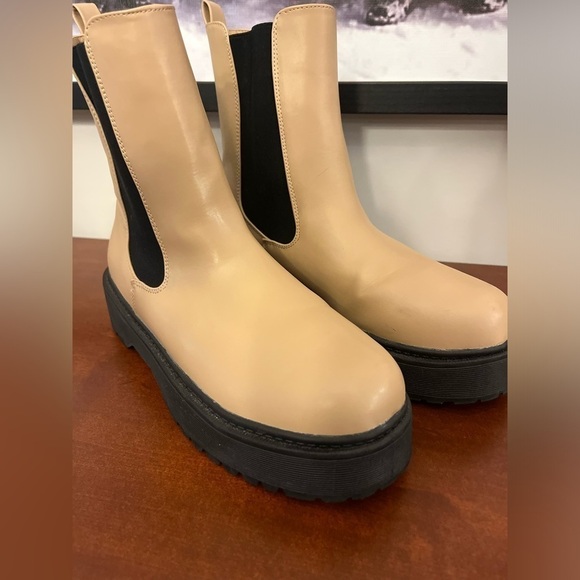 Size 9 faux leather platform MIA boots - Picture 1 of 7